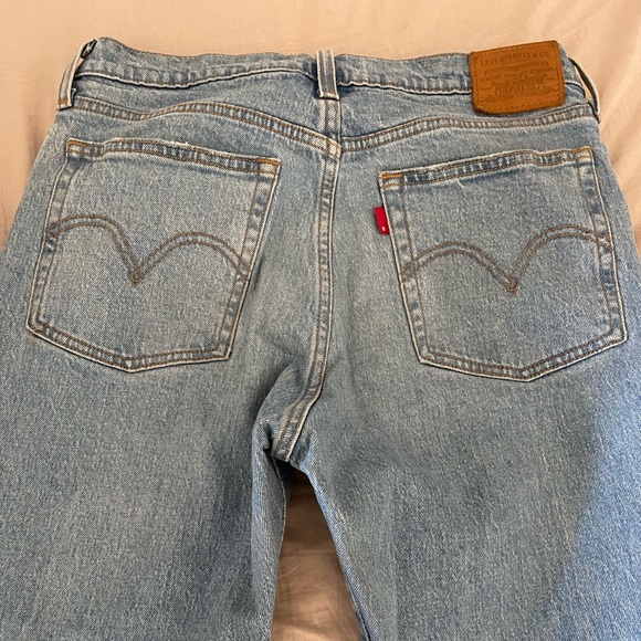 LEVI wedgie jeans my sister bought me, super cute but just a size too big for me - Picture 2 of 3